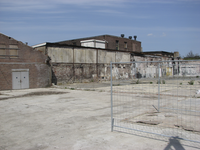 905262 Gezicht op het terrein aan de Schönberglaan, achter de Leidseweg te Utrecht, waar een fabriekscomplex gesloopt ...